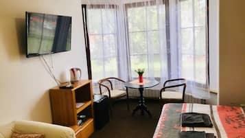 Habitación triple estándar (4) | Área de sala de estar | Televisión de pantalla plana