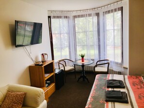 Phòng 3 Tiêu chuẩn (4) | Khu phòng khách | TV màn hình phẳng 