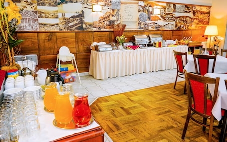 Daily buffet breakfast for a fee. Penzion JANY