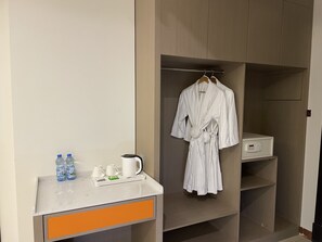 Iron/ironing board, free WiFi - Season Inn Hotel (Seeb)