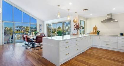 Perfect Escape Waterfront Central - 4BR, Pool