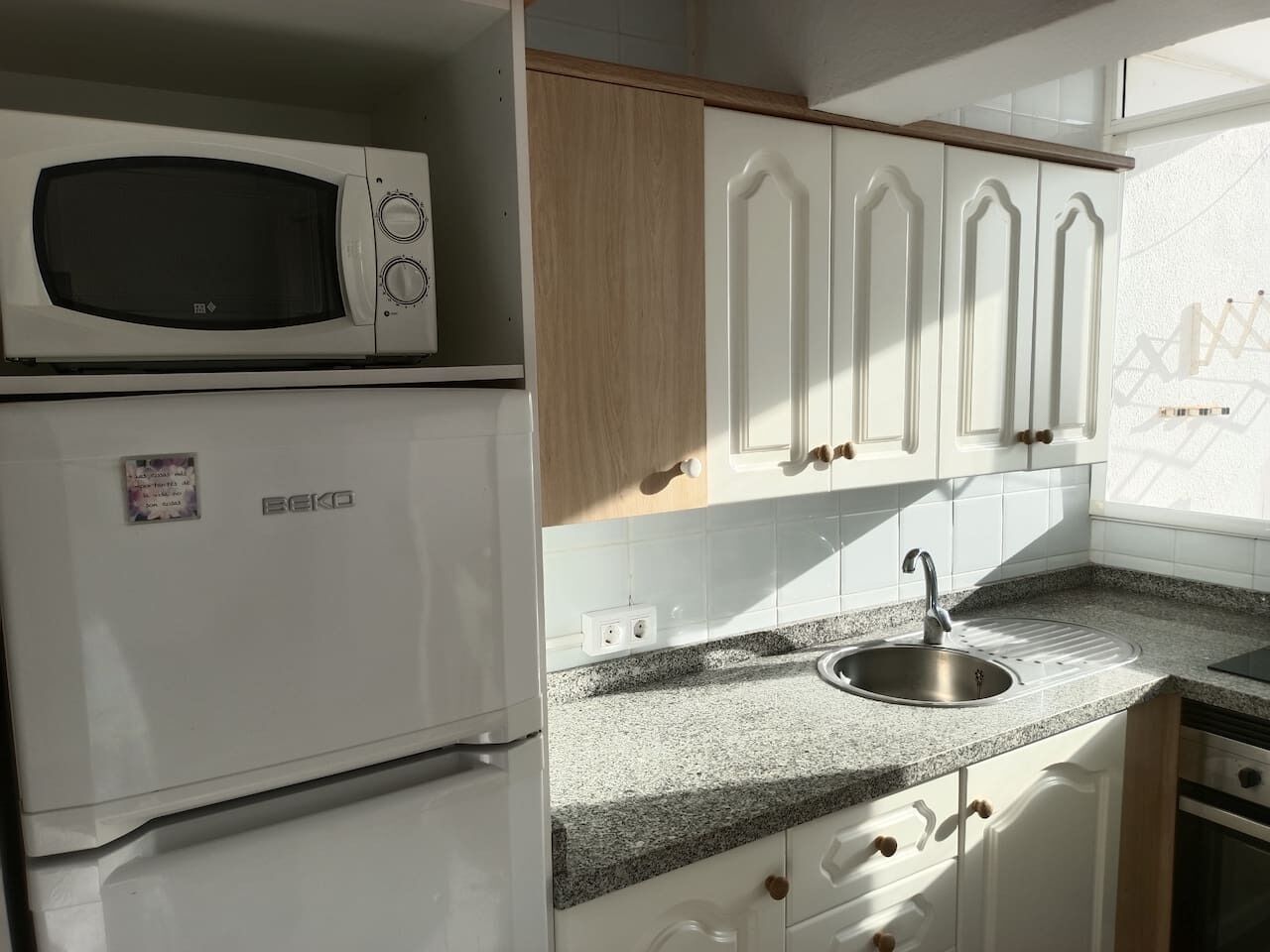 Jääkaappi, mikroaaltouuni, uuni, liesi