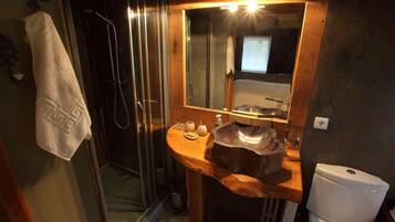 Douche, sèche-cheveux, serviettes fournies, savon