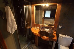 Shower, hair dryer, towels, soap - Casa Rural CON Encanto en la Sierra de Ancares (Suertes)