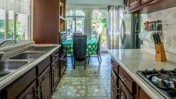 Microondas, horno, cafetera y tetera y tostadora