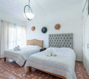 5 chambres, rideaux occultants, fer et planche Ă repasser, Wi-Fi gratuit