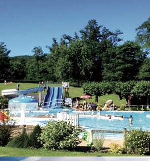 Alberca al aire libre y alberca climatizada