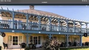 Un bâtiment à deux étages doté d’un patio couvert.