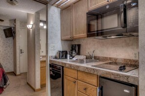 Kühlschrank, Mikrowelle, Wasserkocher mit Kaffee-/Teezubehör