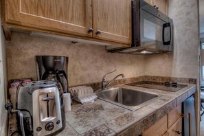 Kühlschrank, Mikrowelle, Wasserkocher mit Kaffee-/Teezubehör