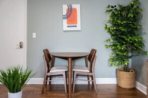 Dining - Chic Studio in Trendy Neighborhood Near Downtown (Chattanooga)