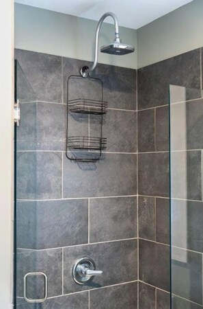 Shower - Chic Studio in Trendy Neighborhood Near Downtown (Chattanooga)