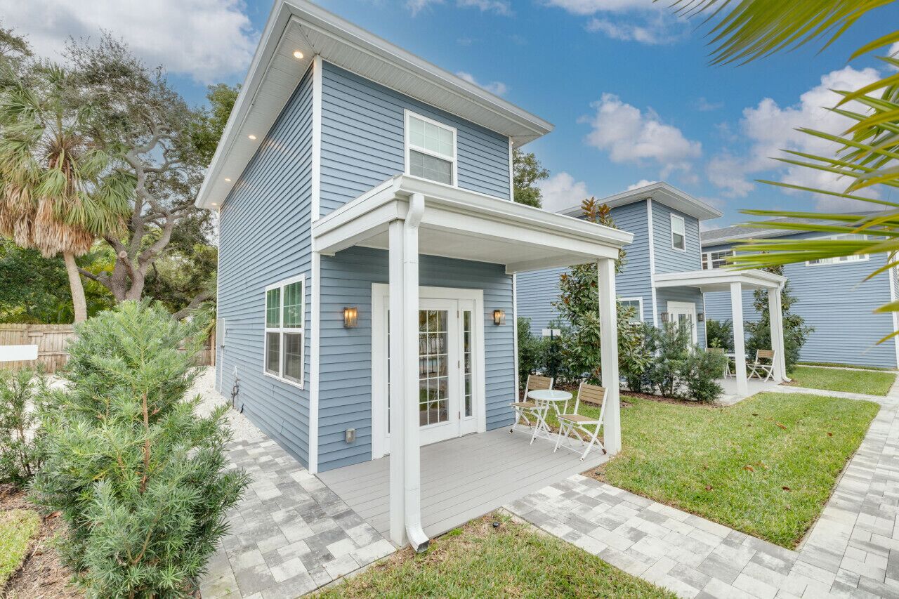 Cozy 1 bedroom tiny home with pool "Shelly"