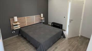 1 sovrum, vÀrdeförvaringsskÄp pÄ rummet och strykjÀrn/strykbrÀda