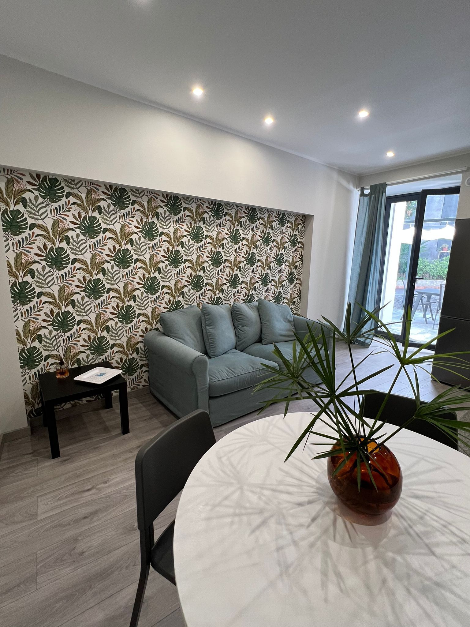 Smart-TV, Bücher, Stereoanlage