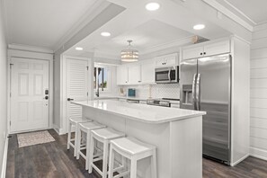 Kjøleskap, mikrobølgeovn, ovn og kokeplater