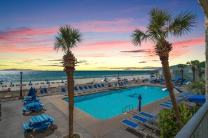 Utendørsbasseng og et oppvarmet basseng