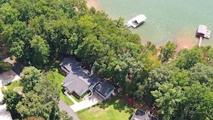 An aerial view of a residential area with houses surrounded by dense greenery and a lake. - Lakefront Hideaway on Hartwell (Lavonia)