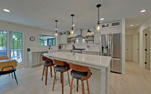 ثلاجة، ميكروويف، فرن، موقد طهي مسطح