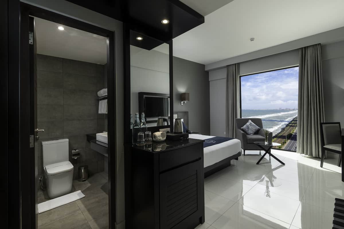 Bộ đồ giường kháng dị ứng, minibar, két bảo mật tại phòng, bàn 