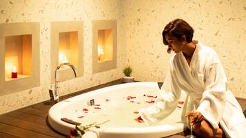 Behandlingsrum för par, bubbelpool, ångbastu och kroppsbehandlingar