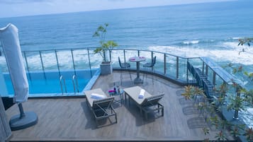 Kolam renang outdoor, dengan payung kolam renang dan kursi berjemur