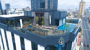 Outdoor pool, open 7:00 AM to 4:00 PM, pool umbrellas, pool loungers - MaRadha Colombo (Colombo)