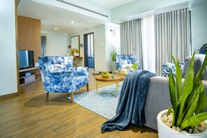 Presidential-Suite, 2 Schlafzimmer, Meerblick | Wohnbereich | 42-Zoll-LED-Fernseher mit Kabelempfang, Fernseher
