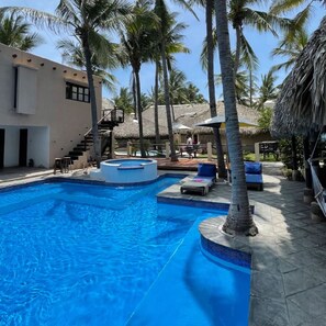 4 outdoor pools, open 9:00 AM to 10:00 AM, pool loungers - Johnny's Place Hotel (Taxisco)
