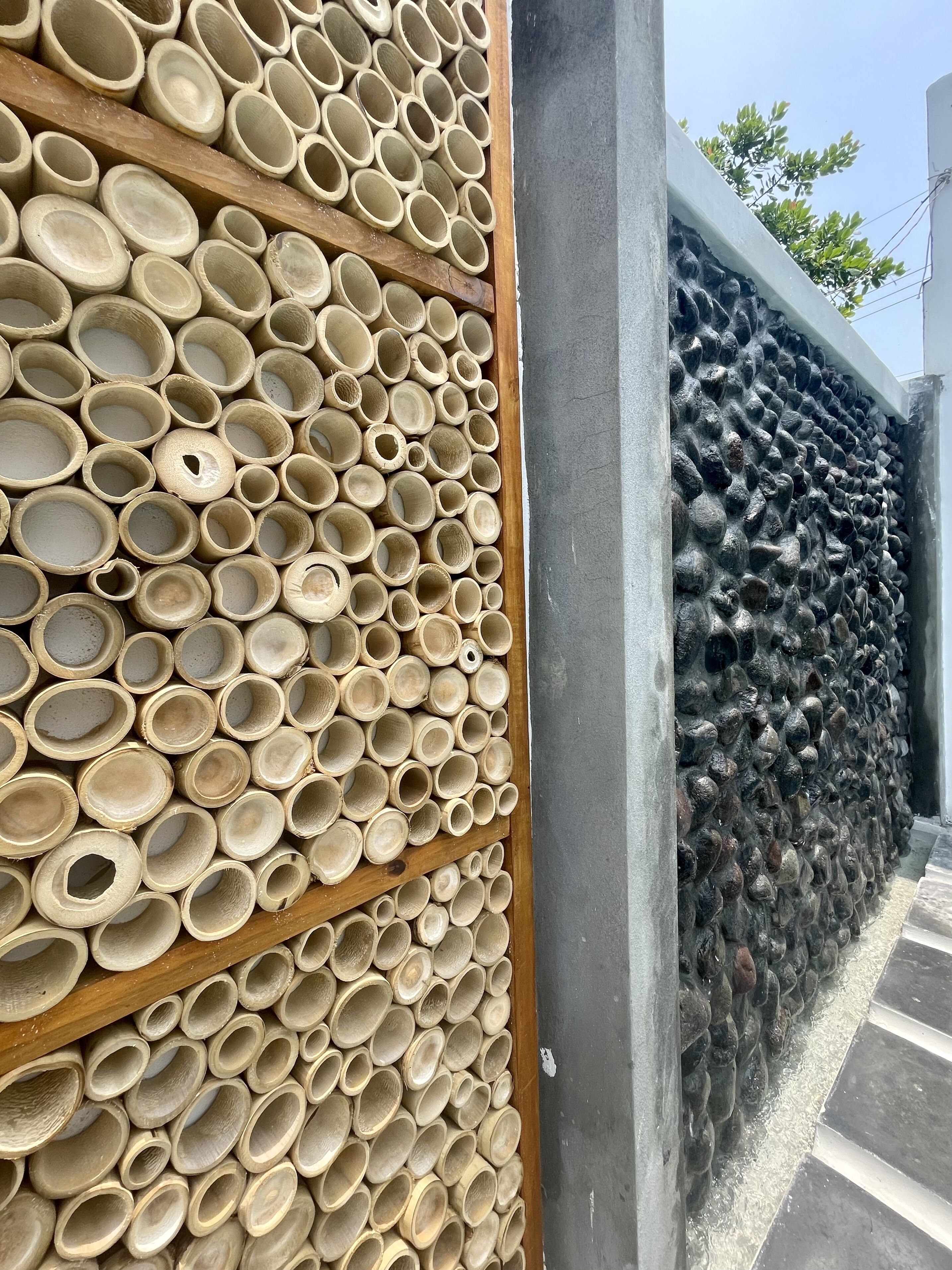 Una pared con objetos cilíndricos dispuestos en filas.