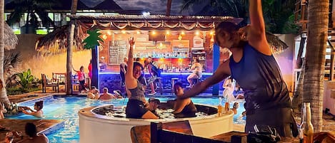 4 piscines extérieures, chaises longues