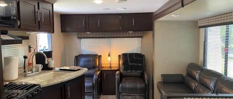 Kühlschrank, Mikrowelle, Ofen, Herdplatte