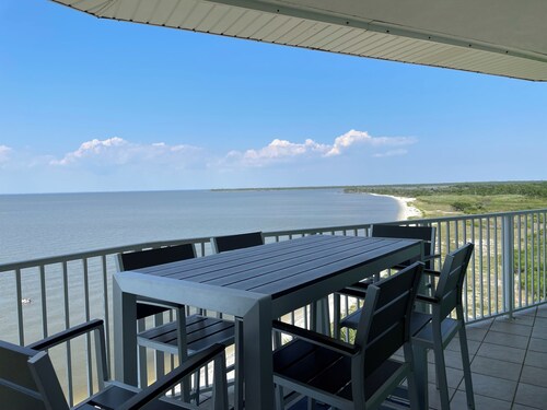 Reel Serenity Bayview. Boat, Beach, Fish, Relax! Premium Top Floor Views!