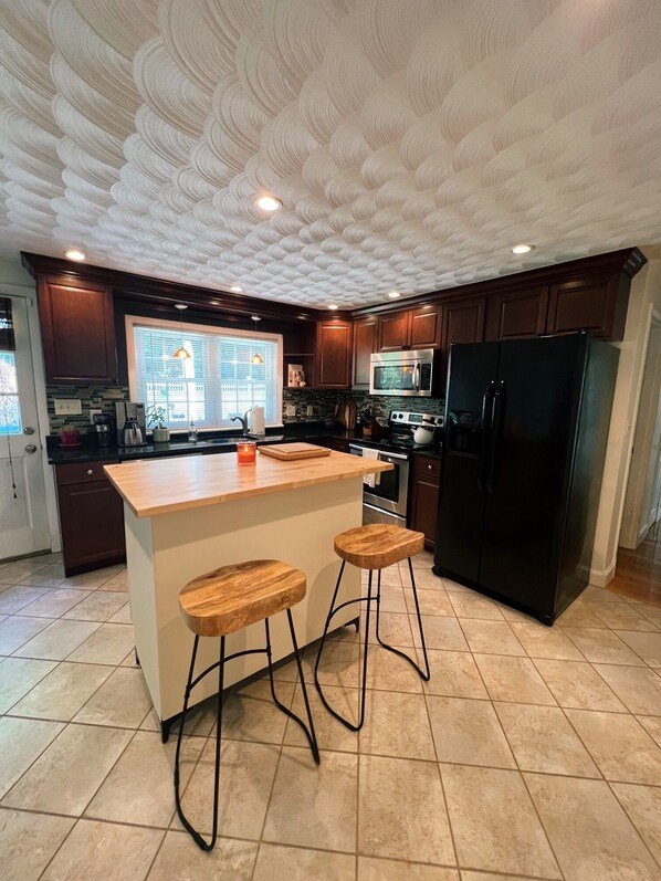 Private kitchen - 3 bedroom home 20 mins to Boston/Salem and more! (Saugus)