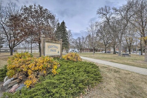 Cozy apartment next to Fountain lake, hospital and downtown restaurants.
