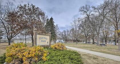 Cozy apartment next to Fountain lake, hospital and downtown restaurants.