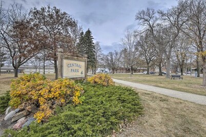 Cozy apartment next to Fountain lake, hospital and downtown restaurants.