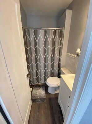 Een douche, een haardroger, handdoeken, zeep