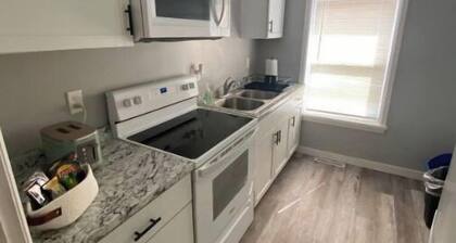 Cozy apartment next to Fountain lake, hospital and downtown restaurants.