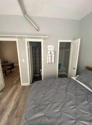 1 slaapkamer, een bureau, een strijkplank/strijkijzer, gratis wifi