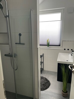 Douche, sèche-cheveux, savon, papier toilette