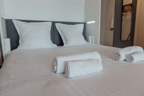 Desk, iron/ironing board, free WiFi, bed sheets - Studio rénové avec vue imprenable sur les Alpes (Crans-Montana)