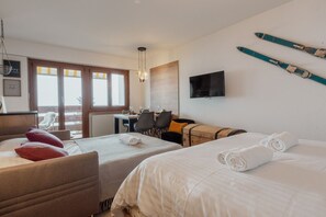 Skrivebord, strykejern/-brett, wi-fi (inkludert) og sengetøy