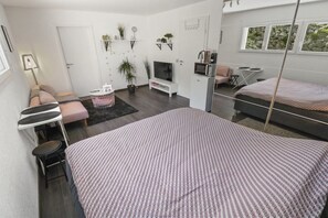1 bedroom, iron/ironing board, free WiFi, bed sheets - Magnificent, cosy studio (Vallon)