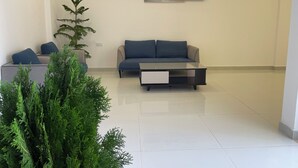 Una sala de estar moderna con un sofá, una mesa de centro y una planta en maceta.