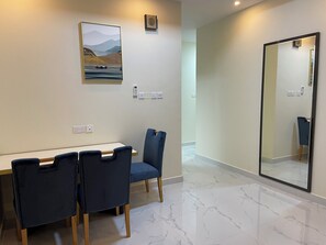 Flat-screen TV - Season Inn Hotel Apartment by Duqm (Duqm)