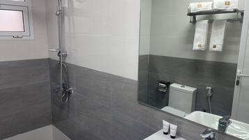 Hårføner, tøfler, håndklær og toalettpapir