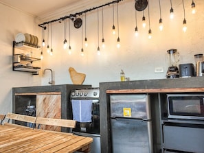 Réfrigérateur, four à micro-ondes, un four, surface de cuisson