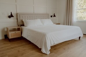 3 habitaciones, tabla de planchar con plancha y cuna de viaje 