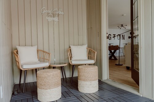 The Main Hen House, trendy downtown Main St location, walk to everything!